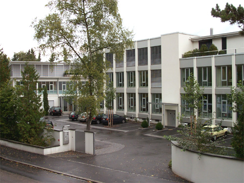 Arealzufahrt und Werkhalle